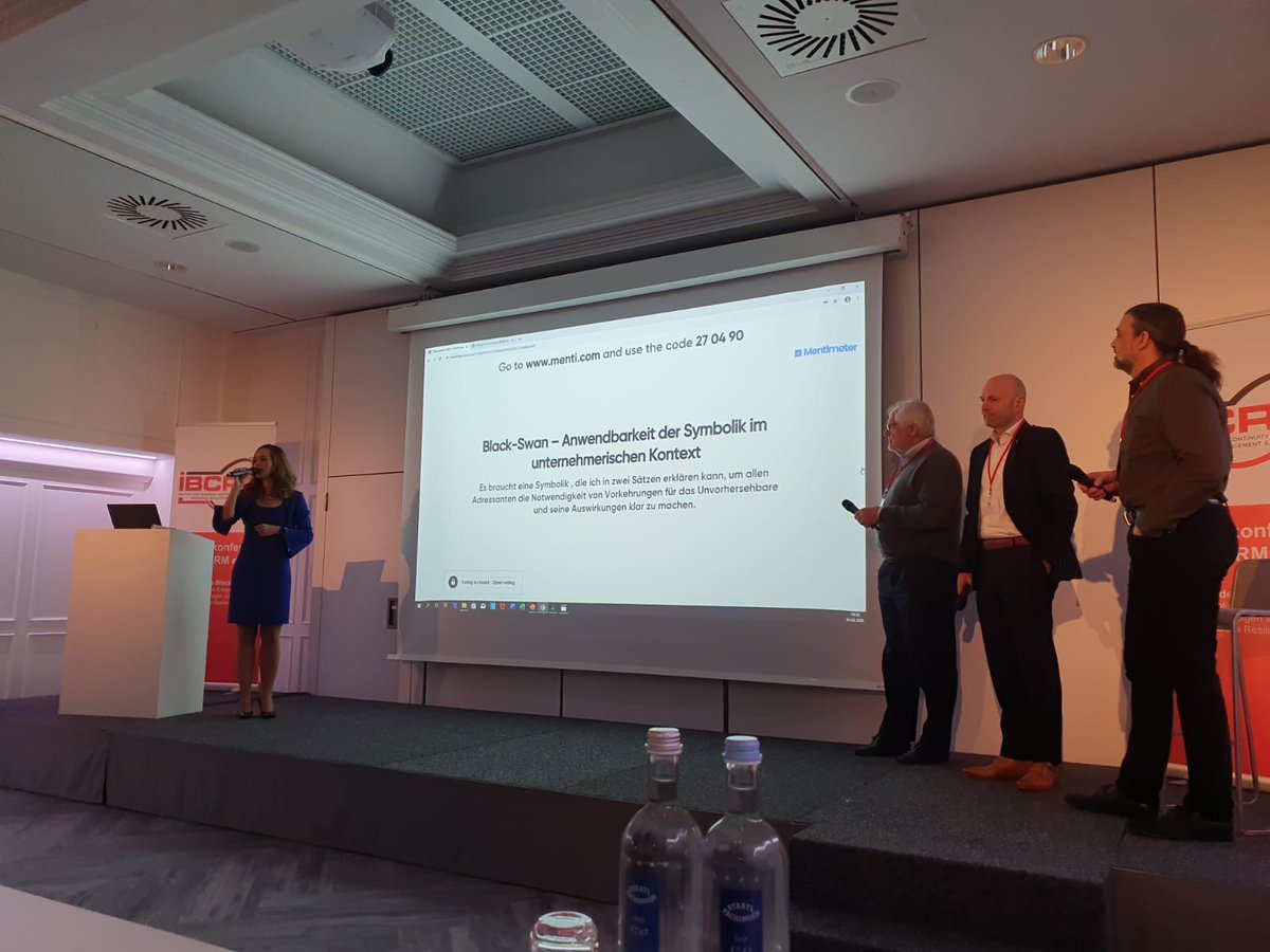 ModeratorinIlka's tweet photo. Heute bei der Moderation der 3. Fachkonferenz von @IBCRM_e_V in #Frankfurt. #ibcrm2020 https://t.co/3ZZhnpLWhp