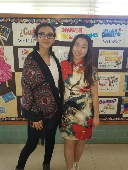 SraClarkCCHS's tweet photo. Students with spirit! #cheekhs #LanguageMatters @PrincipalSzipp @ConoverKelly @ChristineLopar2 https://t.co/2HAgf1UK7l