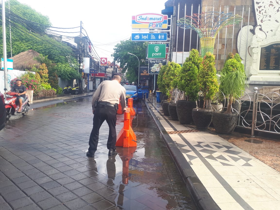 polsekkuta's tweet photo. Personil Sabhara Polsek Kuta Polresta Denpasar Rapikan Barrier dan pemantauan arus lalulintas di kawasan Monumen jalan Legian Kuta, Kamis (5/03/2020) pagi.
#divisihumaspolri #multimediapoldabali #sabhara #monument #bomlegian #barier #infobadung #denpasarviral #denpasarnow #kuta https://t.co/juNHk9Vqgh