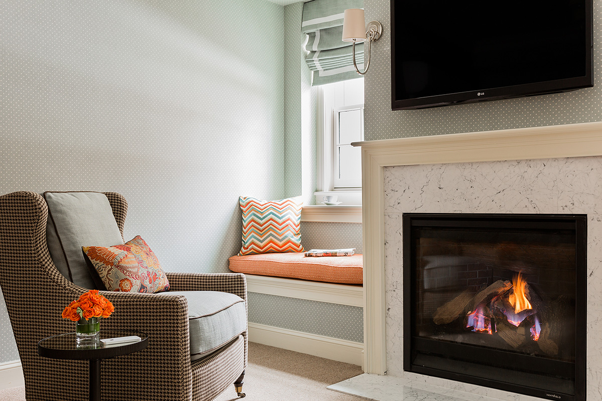 Happy #WallpaperWednesday! We love this printed wallpaper contrasted with mixed fabrics and the marble fireplace detailing. This looks like the perfect spot to curl up by the fire and start a new book! 
#InnAtHastingsPark #RelaisChateaux #RevolutionaryHospitality