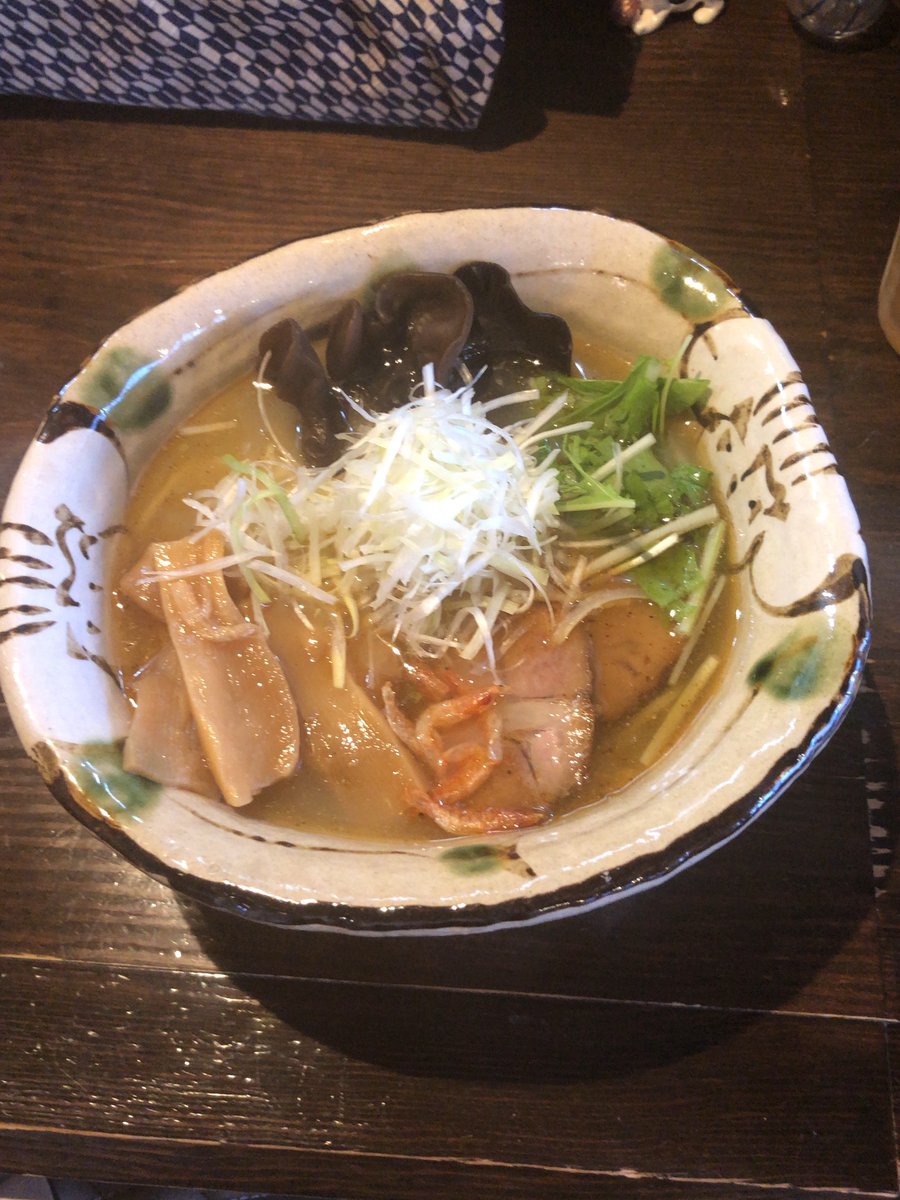 新潟宮内の「いち井」は初期の醤油パケの頃から箱ラーメンファンを続けてて去年ようやくお店に行けた?
猛暑の中ぼっちで行列に挑んだ甲斐があった?‍♂️ 