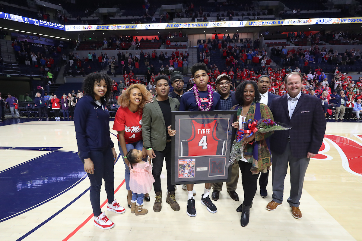 OleMissMBB's tweet photo. Thank you, @Breety5 👏

#HottyToddy #SeniorNight https://t.co/Z6NCUpIBNO