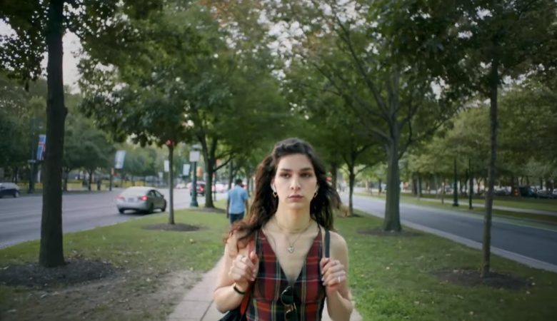 escandalamx's tweet photo. La actriz trans Eve Lindley protagoniza un papel romántico en la serie surrealista: Dispatches From Elsewhere #EsoMamonaaa #Mencantaaa https://t.co/7OqjUKVBL8 https://t.co/6vHDI0Nwfe