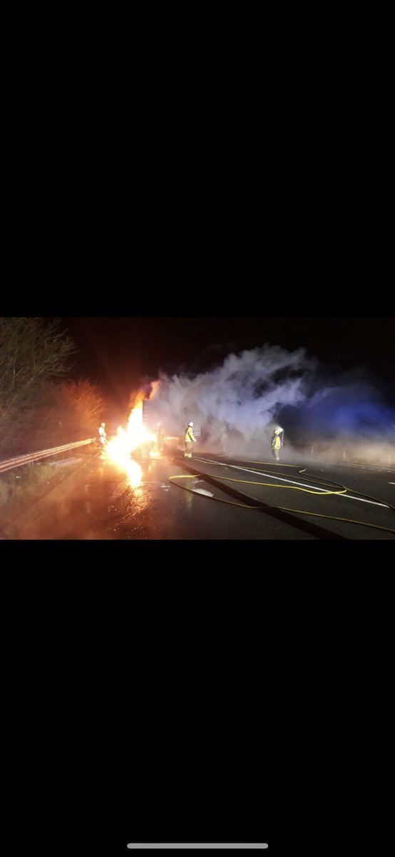 tvprp's tweet photo. *ROAD CLOSED* A34 is currently closed northbound from junction with A4, due to a lorry fire. Diversion route East along A4 to Newbury, then A339 North towards M4. Police, Fire and highways on scene dealing. @rbfrsofficial @highwaysengland #TRCSHIFT #P0371 #P5189 #P0273 #p0580 https://t.co/kFyK2nZLES