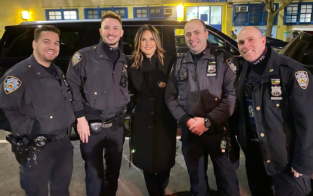NYPDPSA5's tweet photo. Our Wagner Neighborhood Coordination👮‍♂️’s Dominguez/Scaduto, teamed up tonight with the @NYPD25Pct NCO’s Pescatore and Martorelli to help out”Captain Benson”(Law&amp;Order SVU actress Mariska Hargitay) on a new case. https://t.co/90ForFtaYP