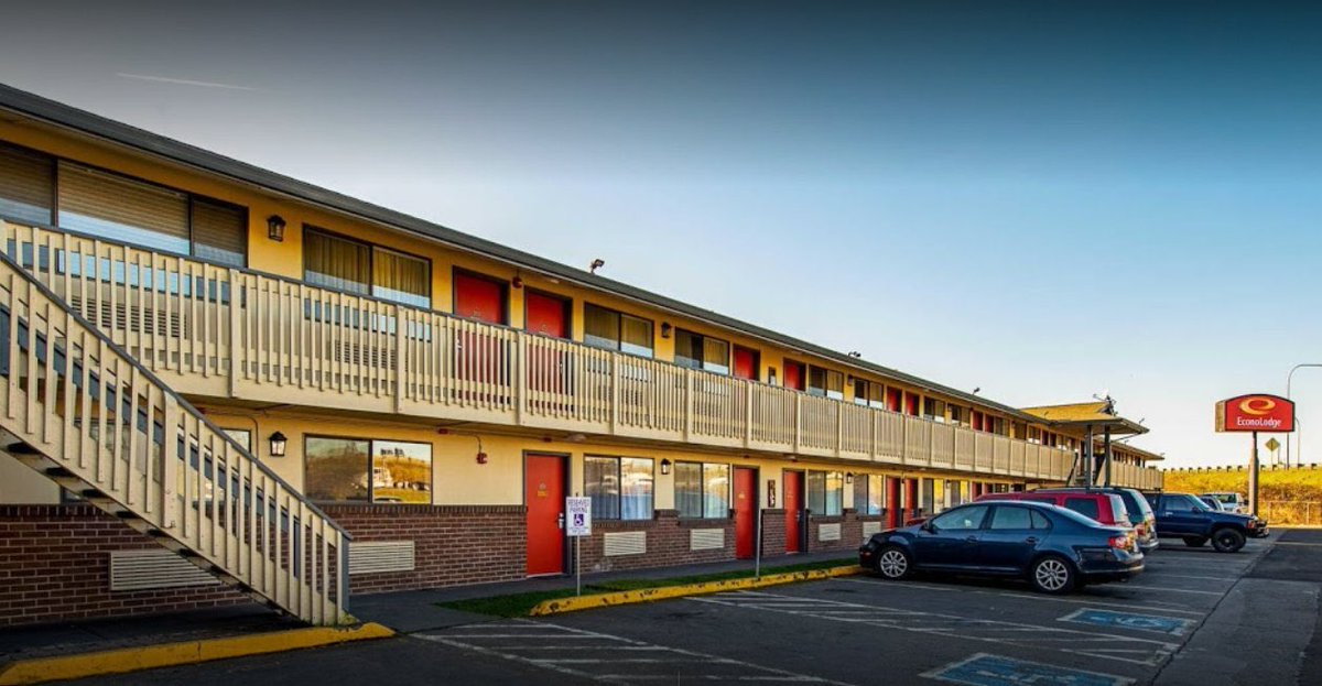 DrKJMurray's tweet photo. The 1st #CoronaVirusSeattle hotel/motel is being established just about 5-10 minutes from my house. ๐ณ๐ฅด
#ThatsFun https://t.co/oHgRsaBy0y