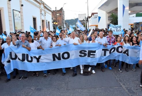 Comunicacionucr's tweet photo. El Gobernador de Jujuy @GerardoMorales encabezó la marcha #JujuyNoSeToca acompañado por los diputados @mabyburgos @RizzottiColo los senadores @MarioFiad @giacopposilvia el intendente de San Salvador @chuli_jorge y las dirigentes @dip_alemartinez y @natysarapura https://t.co/4zkMP8VBlN