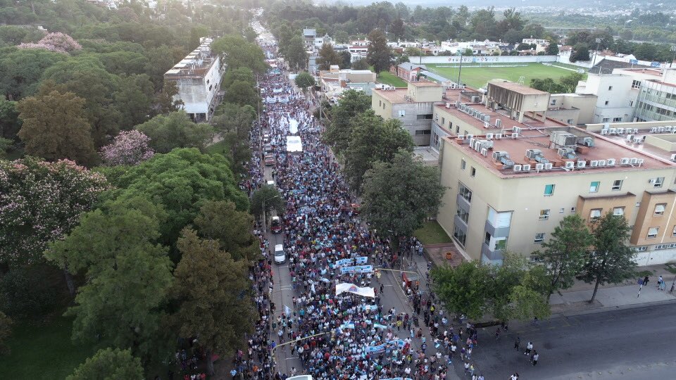 Comunicacionucr's tweet photo. El Gobernador de Jujuy @GerardoMorales encabezó la marcha #JujuyNoSeToca acompañado por los diputados @mabyburgos @RizzottiColo los senadores @MarioFiad @giacopposilvia el intendente de San Salvador @chuli_jorge y las dirigentes @dip_alemartinez y @natysarapura https://t.co/4zkMP8VBlN