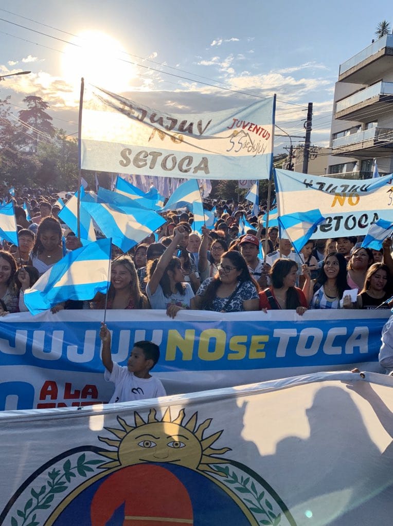 Comunicacionucr's tweet photo. El Gobernador de Jujuy @GerardoMorales encabezó la marcha #JujuyNoSeToca acompañado por los diputados @mabyburgos @RizzottiColo los senadores @MarioFiad @giacopposilvia el intendente de San Salvador @chuli_jorge y las dirigentes @dip_alemartinez y @natysarapura https://t.co/4zkMP8VBlN