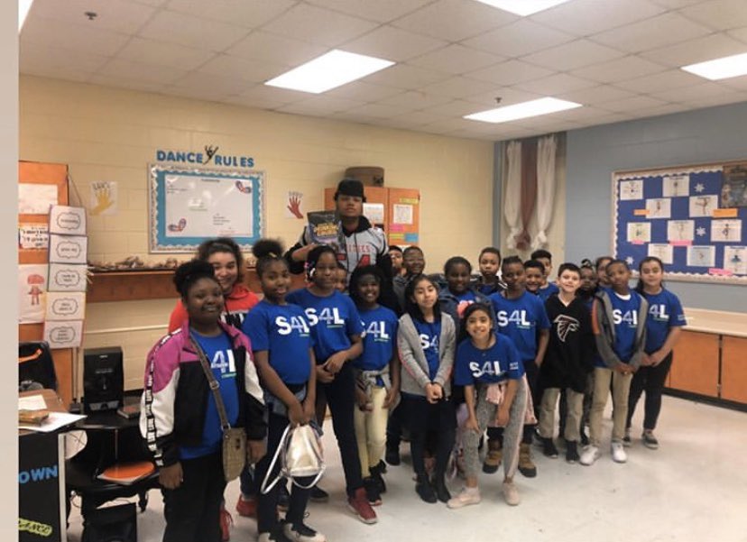 Coach_Dargan's tweet photo. Football Captain Cameron Ball(@CamBam54 )pictured with students from Parklane Elementary School
#ReadAcrossAmerica
#RaiseTheStandard🆙
#RebuildTheCity🌆
#CityOn🔥 https://t.co/w6vW8XUaJX