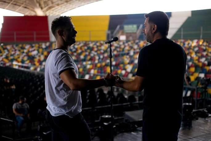 EliasOfic's tweet photo. “Los pensamientos , transformados en canciones que salen del corazón llegan también al corazón de las personas”. Feliz cumpleaños querido cantor!!! @JRojasoficial/ 
GRACIAS 🙌🏻; por tu apoyo.
Este sábado vamos a compartir el gran escenario del @teatrogranrex  Que felicidad tengo😁 https://t.co/kSykCzpKEm