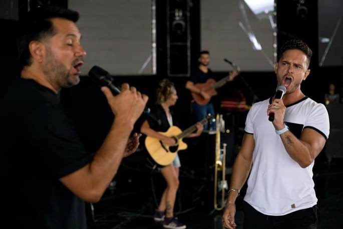 EliasOfic's tweet photo. “Los pensamientos , transformados en canciones que salen del corazón llegan también al corazón de las personas”. Feliz cumpleaños querido cantor!!! @JRojasoficial/ 
GRACIAS 🙌🏻; por tu apoyo.
Este sábado vamos a compartir el gran escenario del @teatrogranrex  Que felicidad tengo😁 https://t.co/kSykCzpKEm