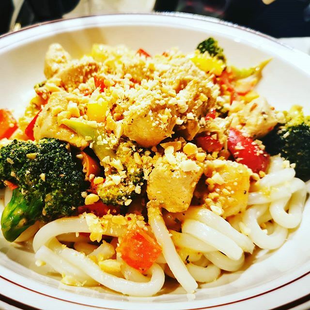 Thai Peanut Stir-fry for dinner. From raw to ready on 20 minutes @epicureofficial .
.
.
#carliesouthinnutrition #thaifood #epicureoffical #rawtoready #GTA #Barrie #udonnoodles #dairyfree #coconutmilk #shrimp #chicken #goodfoodfast #healthylifestyle #healthychoices #naturalnu…