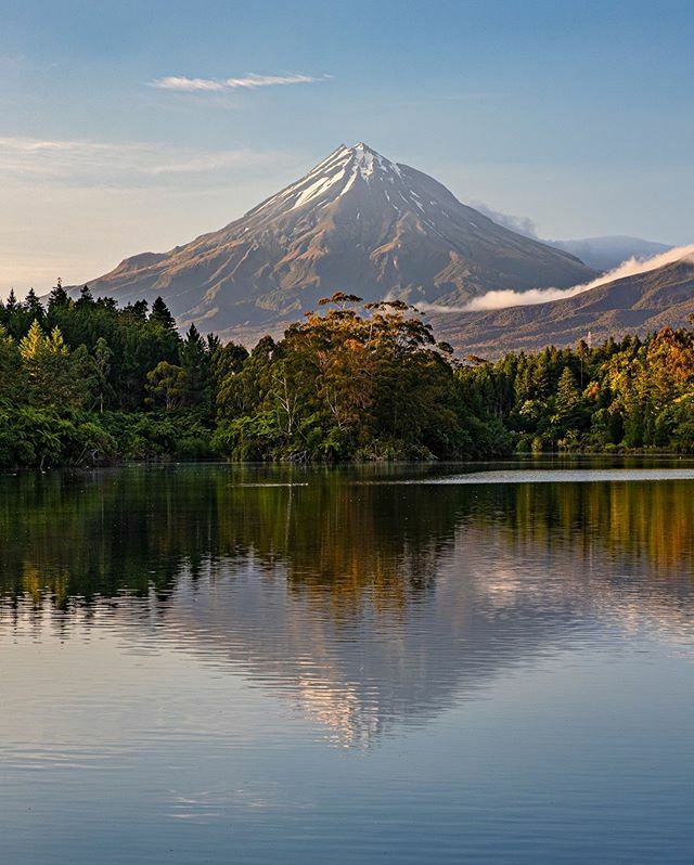 I think this is my favorite moment of my 2 weeks road trip in New Zealand. It was a perfectly still morning with wonderful weather conditions. I stayed several hours by the lake watching the sun go up and the hole scene coming to life. Such a bliss!!! #voyaged #passionpasspo…