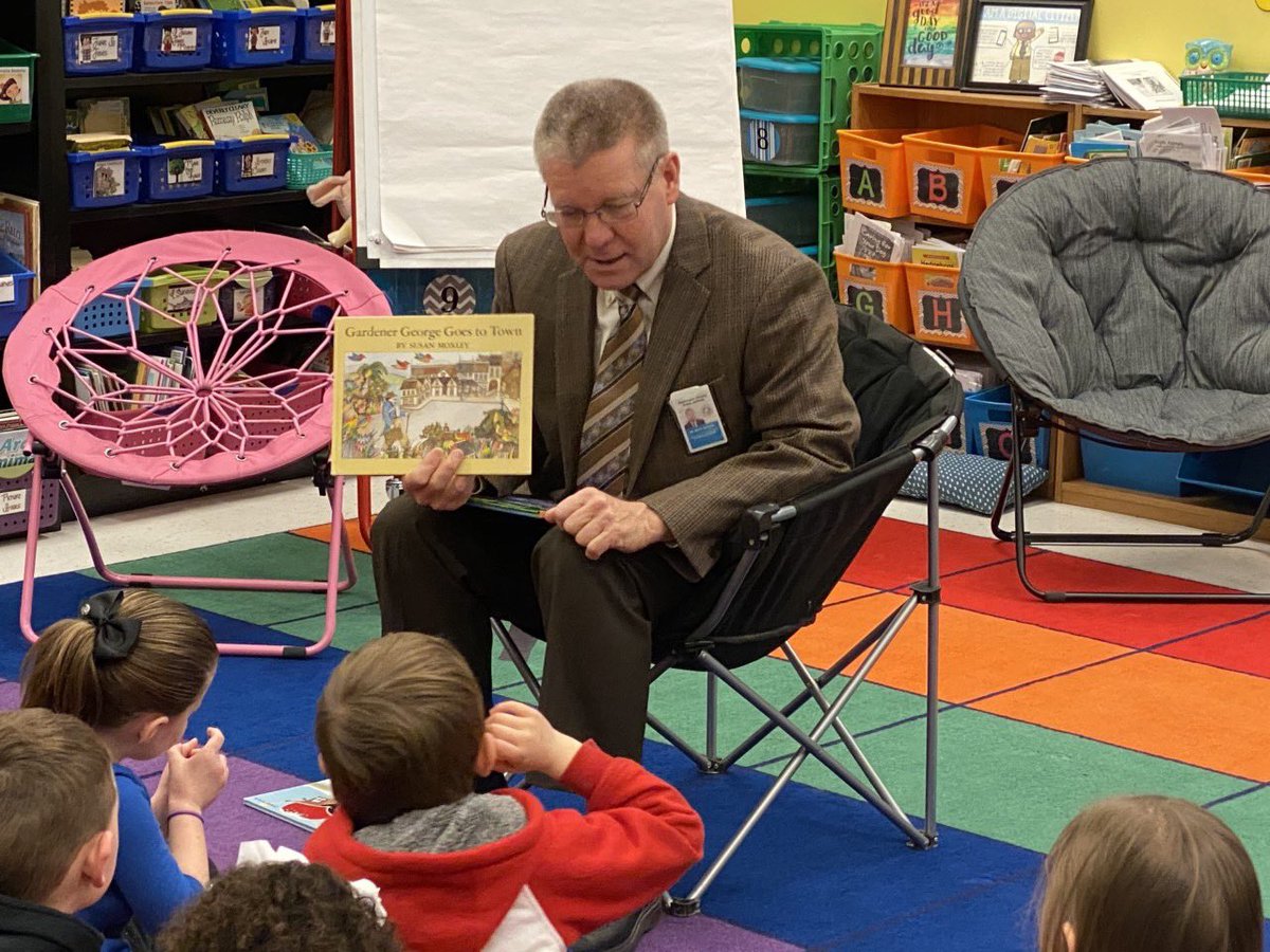 saundkay's tweet photo. Thank you Dr. Michael for being the guest reader in 1st grade today!!!! #ReadAcrossAmericaWeek #gberocketeers https://t.co/nCsiCMH5QV
