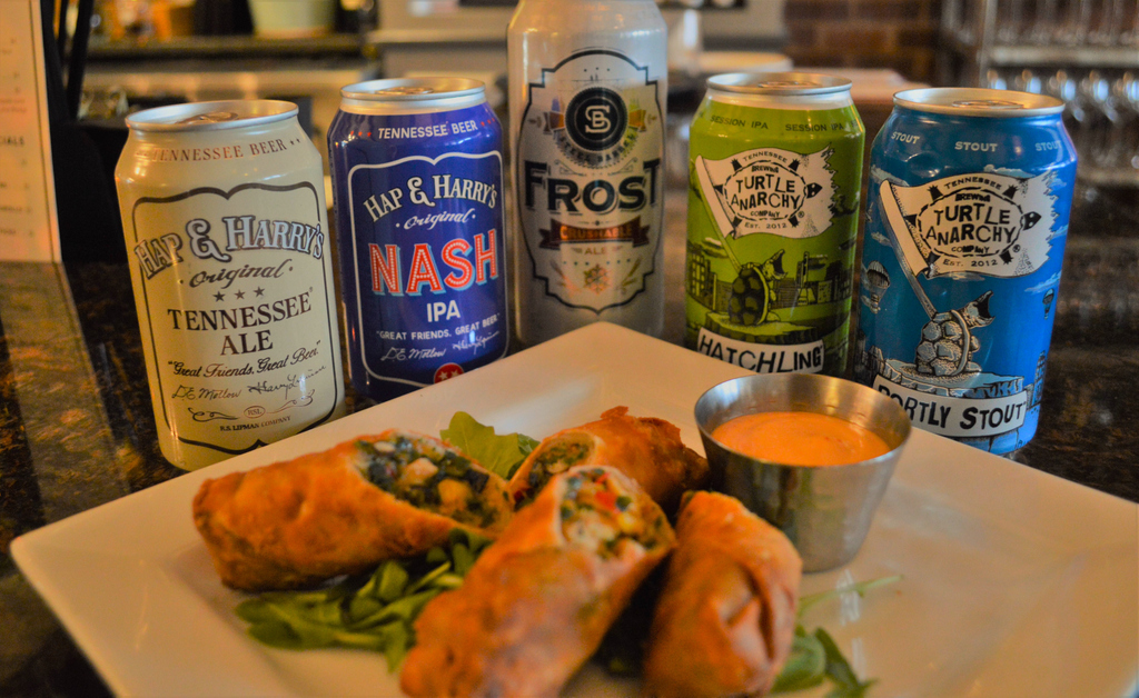thegroveclub's tweet photo. Local craft brews and delicious bar bites. #GroveLiving daily happy hour is Tennessee inspired living. #ManorHouse #HappyHour https://t.co/UtgjLIY6Zw