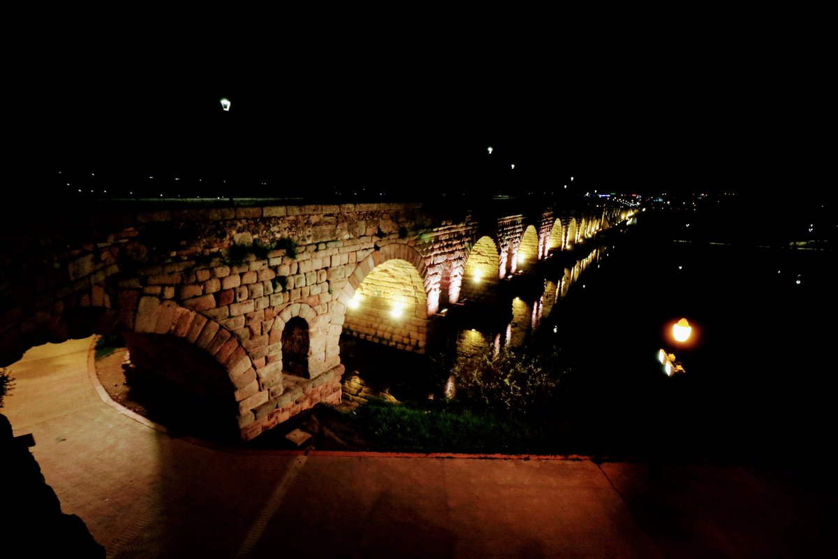 RinconesdMerida's tweet photo. Puente Romano de Mérida.
El más largo de época Romana y que actualmente sigue en uso.
#Merida #PuenteRomano #MeridaMola #MeridaEnamora. https://t.co/EbuEPTGxdl