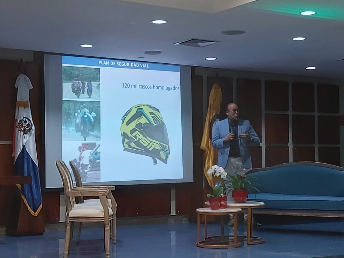rdfluye's tweet photo. Reynaldo Peguero dice: El Plan Estratégico de Santiago 2030 busca contener la ciudad en el “Anillo verde”, para reducir la zona de edificación de la ciudad. La propuesta es rescatar las calles, replanteando las prioridades de la movilidad y darle más relevancia a los peatones. https://t.co/4BMVWbT69H