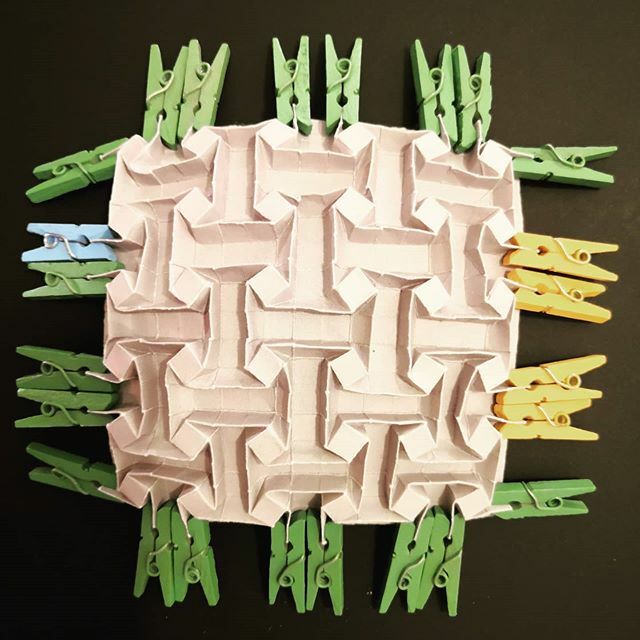 OrigamiInvasion's tweet image. Variation de la cubes tessellation terminée 
Design : Ilan Garibi (@garibiilan)

#origami #origamiart #papercraft #paper #paperart #craft #paperfolding #paperfoldingart #tessellation #origamitessellation #squaregrid #ilangaribi #ilangaribiorigami #cubestessellation #cubetess…