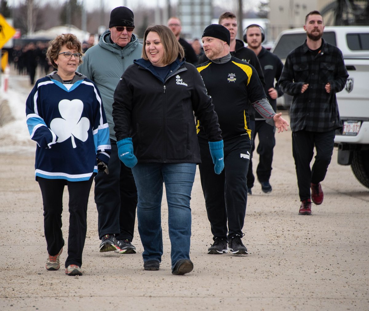 3CdnDiv3DivCA's tweet photo. In celebration of #IWD2020, @1CMBG's @LdSHRC , in partnership with @girlguidesofcan , hosted @asecretmarathon run this morning.
-----
Pour célébrer la #JIF2020, le #LdSHRC du #1GBMC, en partenariat avec Guides du Canada, a organisé ce matin « un marathon en secret ». https://t.co/OaF9gTuz8v