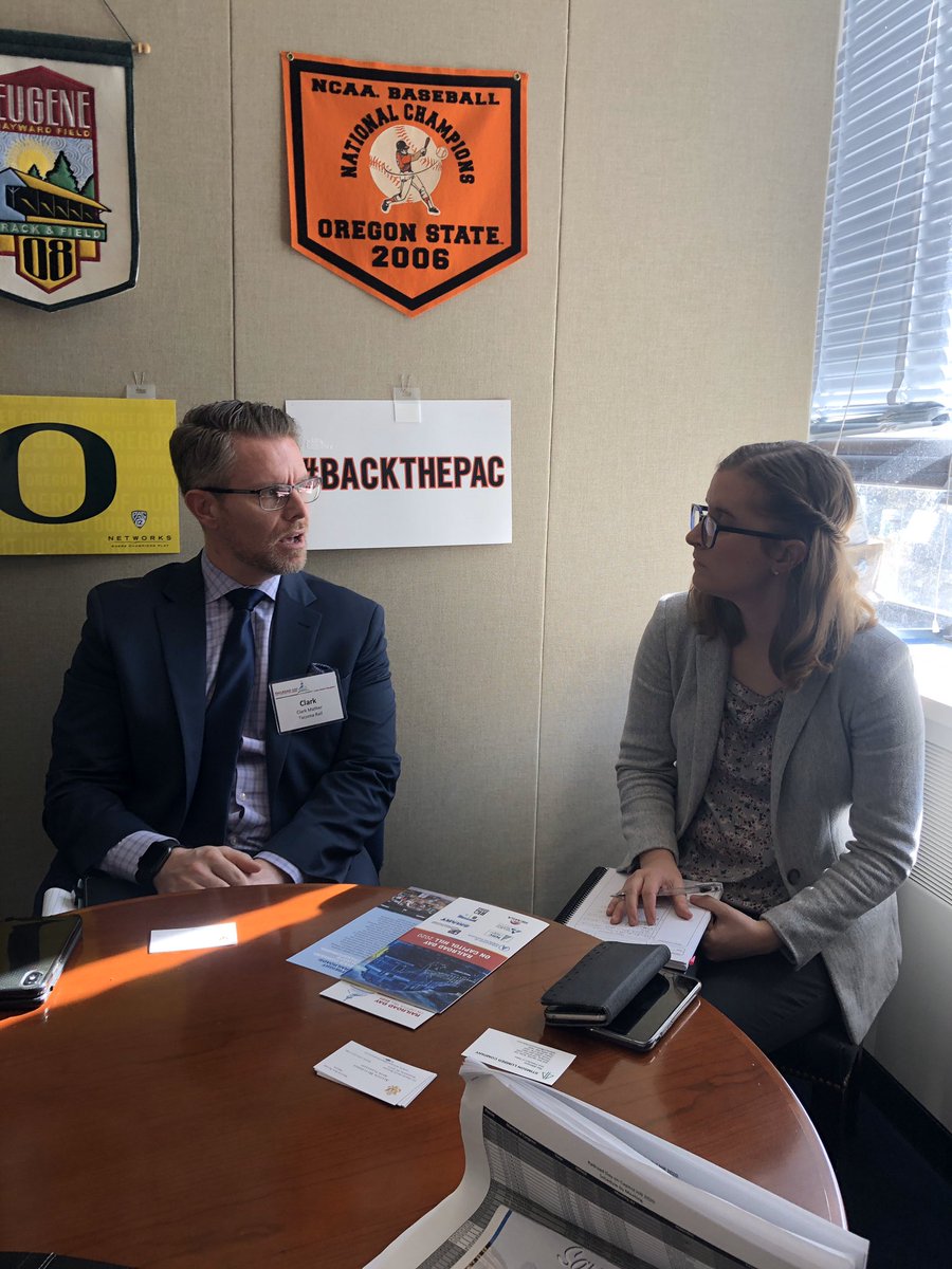 wvcorailroad's tweet photo. Thank you @RonWyden and Senior Technologist Allison Hutchings for your support on #RailDay2020 topics &amp; passenger transit funding. 👍@wvcorailroad @REMSAOfficial @ASLRRA #spikefast #hpre @csx @bnsf @APTA_Transit @wvco https://t.co/B83wRzD2ug