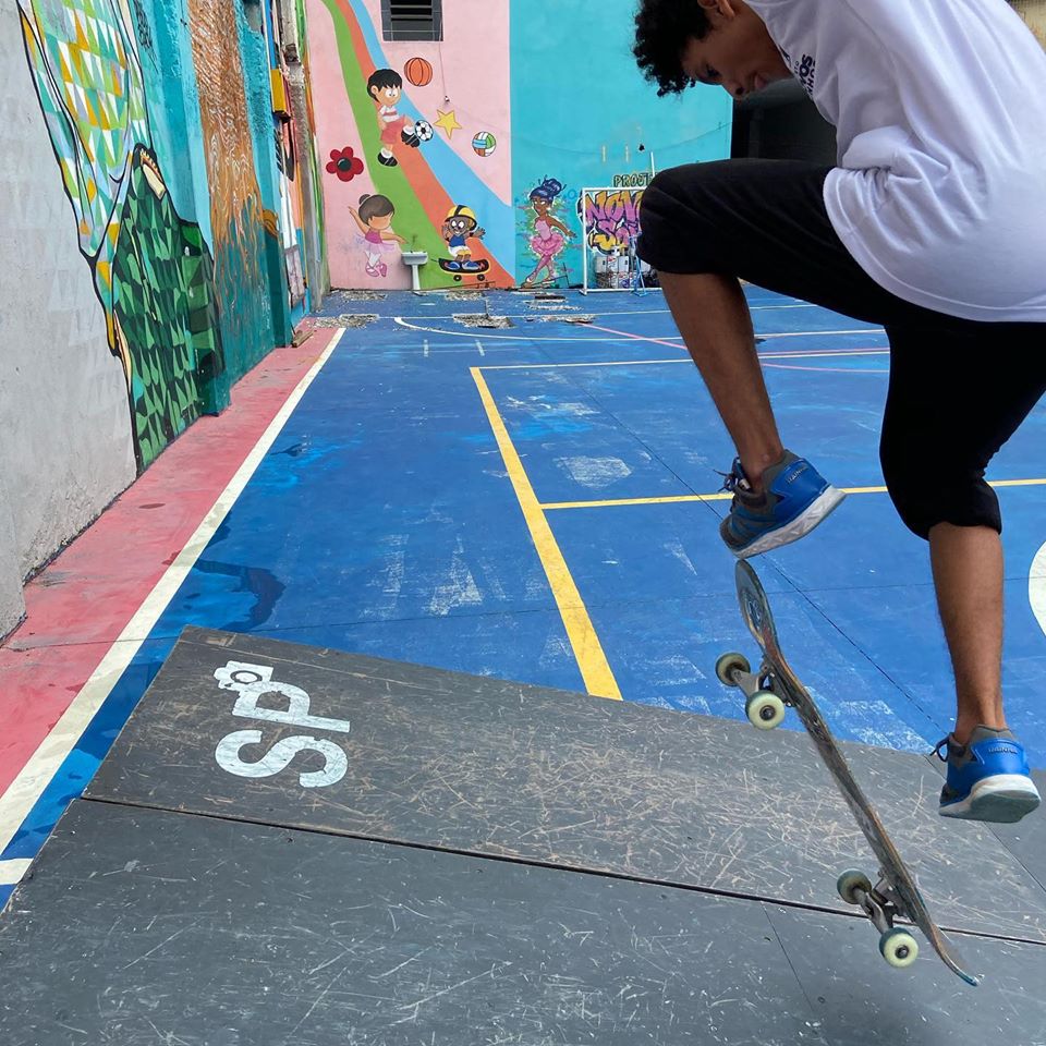 HorizonSportFR's tweet photo. Premiers jours pour nos reporters chez Novos Sonhos à São Paulo 🇧🇷 ! 2ème association visitée par nos reporters, elle vient en aide à des enfants défavorisés de la ville à travers la pratique du jiu-jitsu et du ballet et ce, sans distinction de genre 🥋🩰 https://t.co/jwxOv9Conz