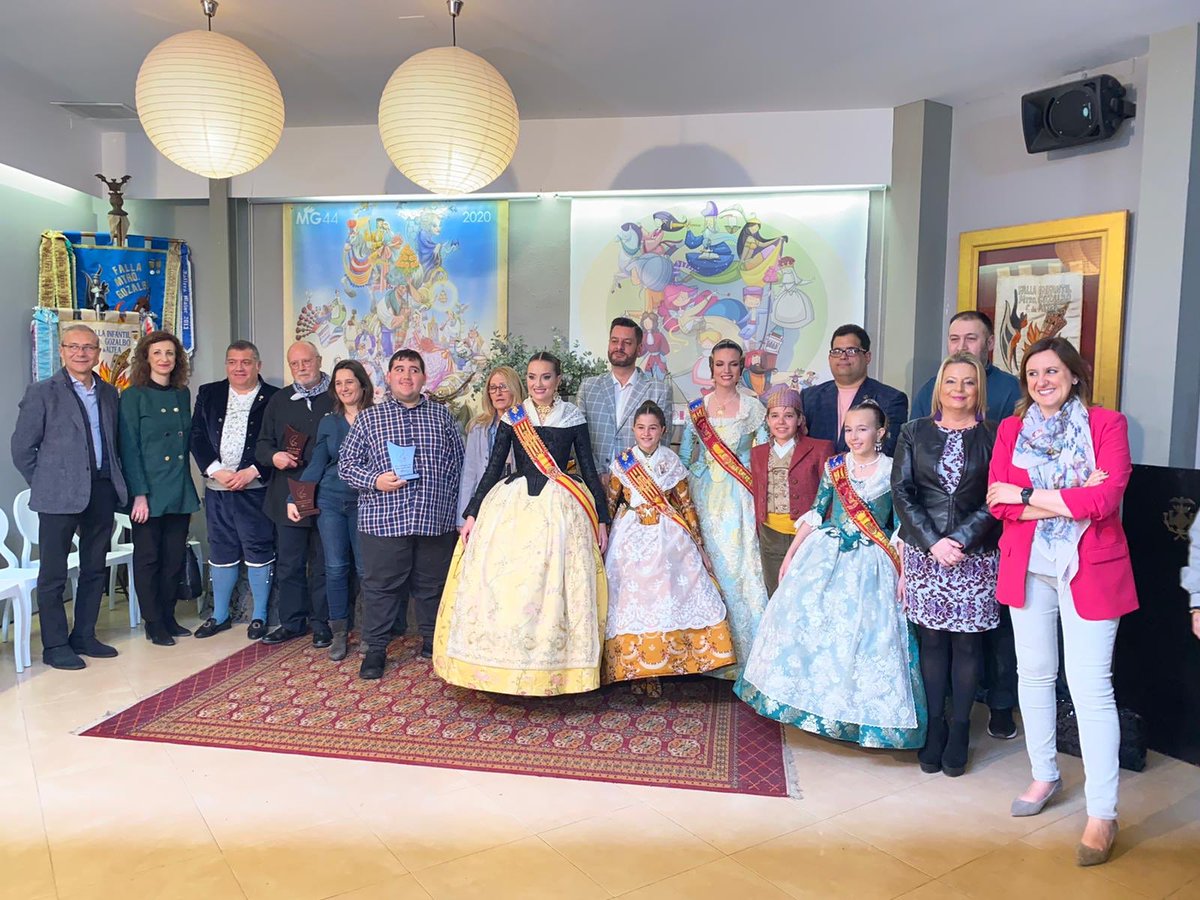 mjosecatala's tweet photo. Como siempre, un honor estar en la @FMaestroGozalbo 🔥, una gran familia. Esta noche, con motivo de la entrega de sus premios #HéroesFalleros 2020 🎆 ¡Enhorabuena a los galardonados!  #MG44 https://t.co/Pc69kQAfKt
