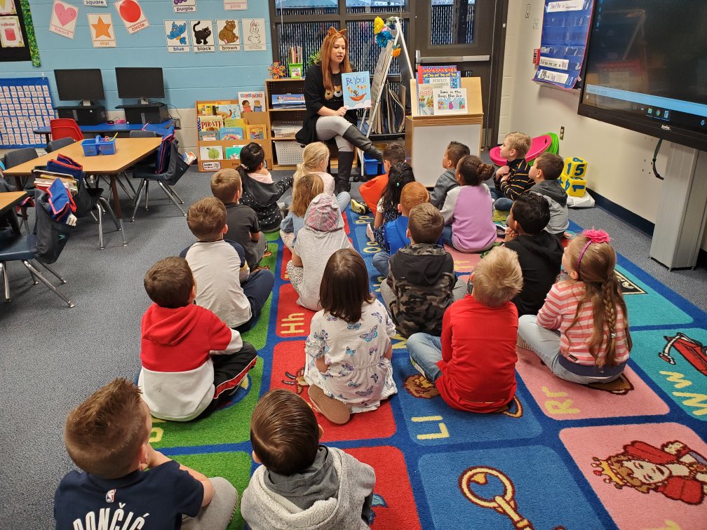 msbalderas25's tweet photo. Yesterday I had the privilege to read to @CRodriguezAcena’s class one of my new favorite books: Be You by @peterhreynolds Talk about bucket filler and then to receive this pic afterwards. Be still my heart! #BEYOU #booksmakeadifference #lovemyjob https://t.co/Li7g1BDV60