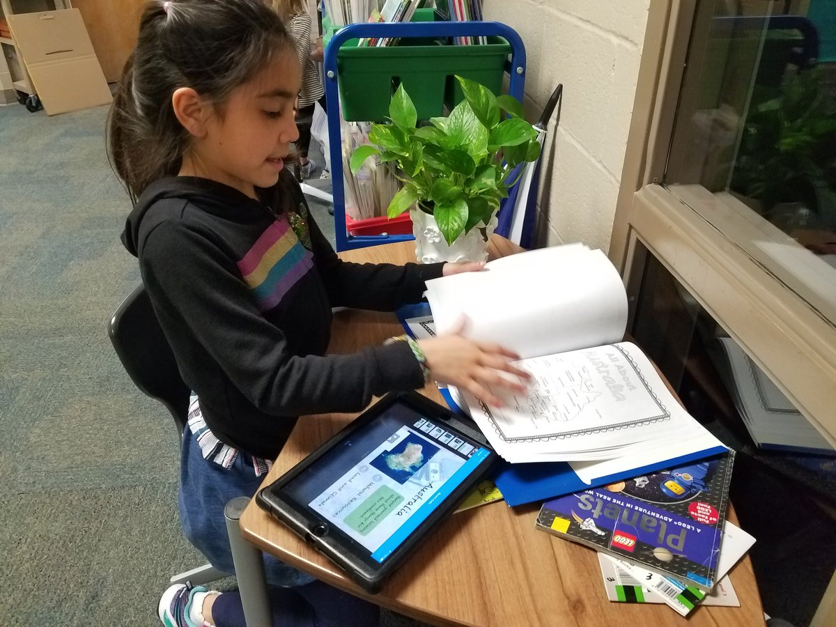 gdentonpink's tweet photo. Adding audio to our continents presentations #2Apink #SharingThePlanet https://t.co/mPhpNI5ifo