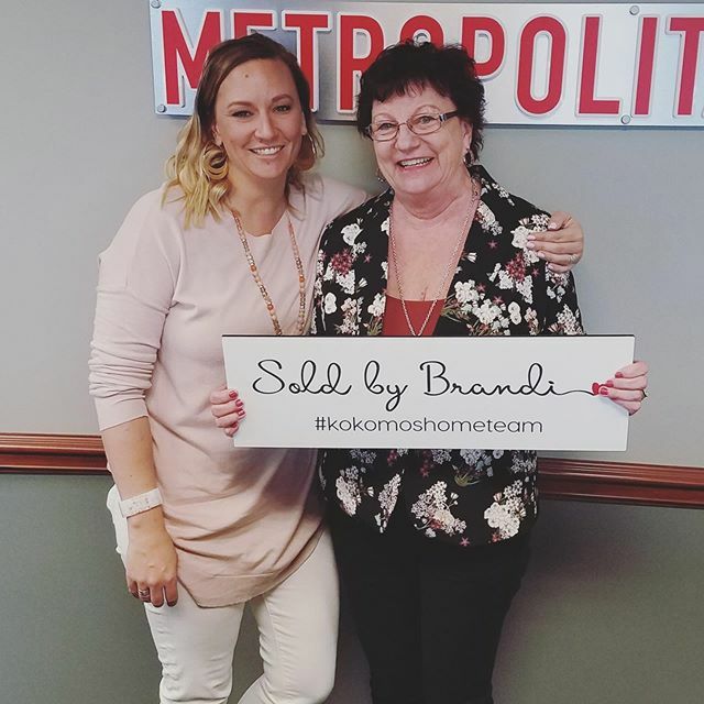 HomeKokomo's tweet photo. CONGRATULATIONS! ❤️
We are so happy for our sweet Seller! And the smiles kind of say it all☺️ at the closing today! Thank you for choosing Kokomo’s Home Team🏡!
#SOLDbyBrandi #wannasellahouse
#wannabuyahouse #closingday #homesweetsold #happyseller #ha… https://t.co/MhQTv8iXTk https://t.co/3kLsZdxvw6