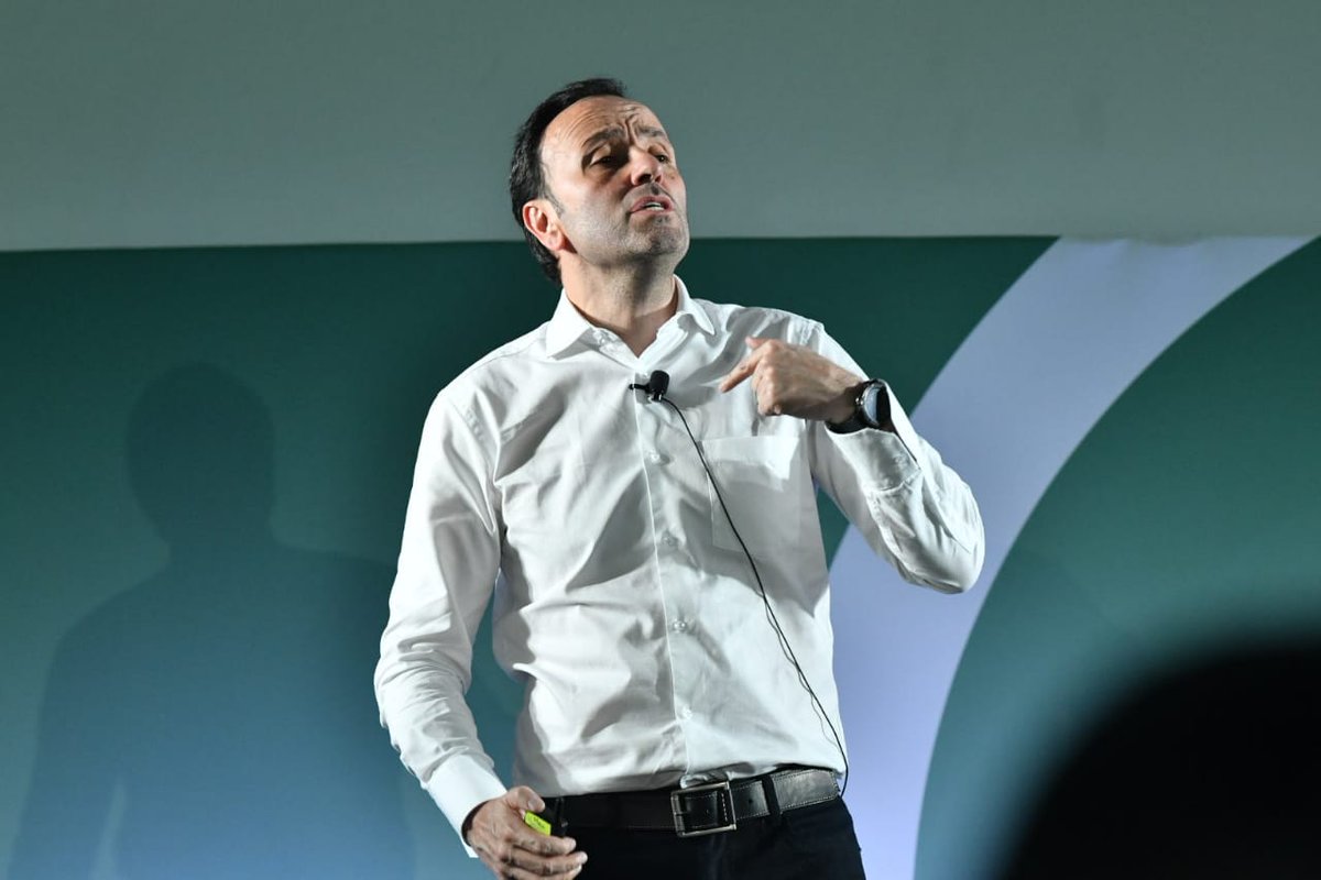 OMD_Mexico's tweet photo. "¿Cómo vamos a ser las agencias socios estratégicos de las marcas si carecemos de empatía?". JF Niño en su ponencia Empathy vs. Machine Capability. #Betterdecisionsfaster https://t.co/LuHwjaa9TM