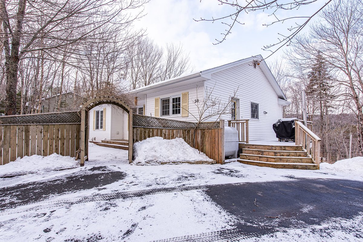 ParachuteRealty's tweet photo. It’s already starting to feel like spring with our rush of new listings!

This beautiful bungalow at 50 Nottingham Drive is located in Stillwater Lake just minutes from Tantallon amenities and offers over 2,500 sq.ft. of living space.

https://t.co/rMg87aTHeA https://t.co/c0sC3wdJ4d