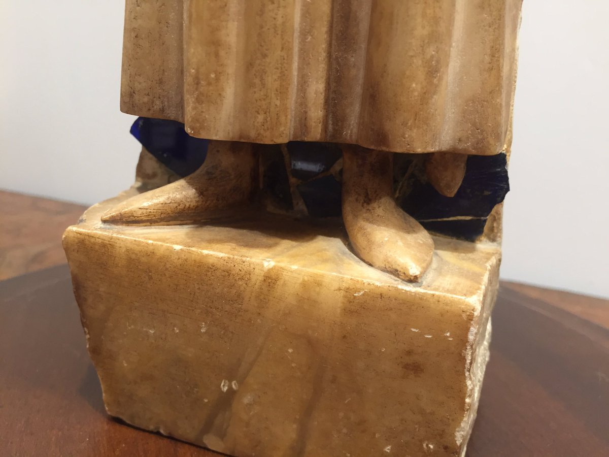 velasc_alberto's tweet photo. Avui s’ha inaugurat FAMA, la fira d’art i antiguitats de Barcelona. En la meva opinió, la peça més rellevant de la fira és aquesta, un fragment d’una de les tombes del panteó reial del monestir de Poblet, obra de l’escultor Jaume Cascalls. El material és alabastre. És magnífic. https://t.co/3QfrhEwjDc