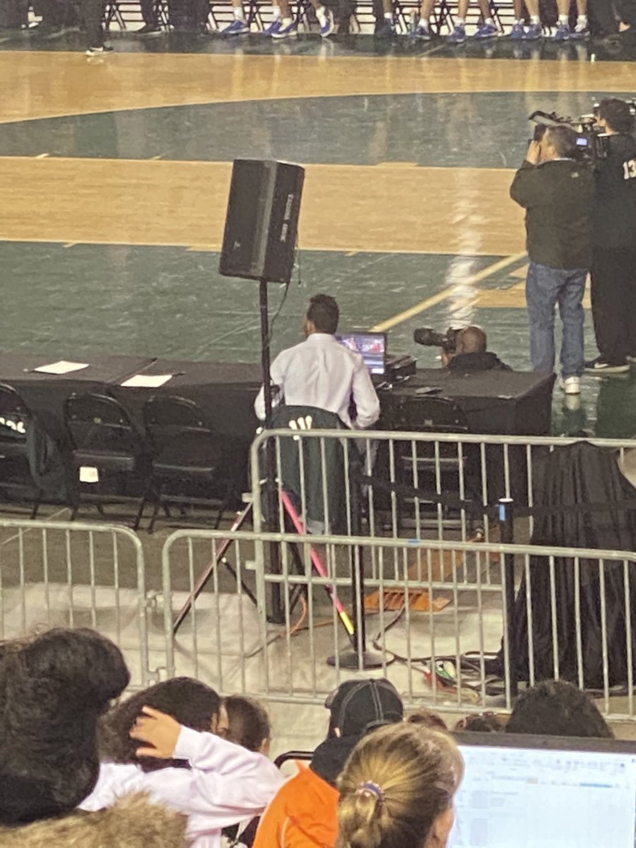 justnunez's tweet photo. Spotted the heat on his feet. Now he’s workin to cut those highlights.
#KEPR #TacomaDome #WIAAState
@MyckMiller @AHoshidaSports https://t.co/zkQQK0gkTM