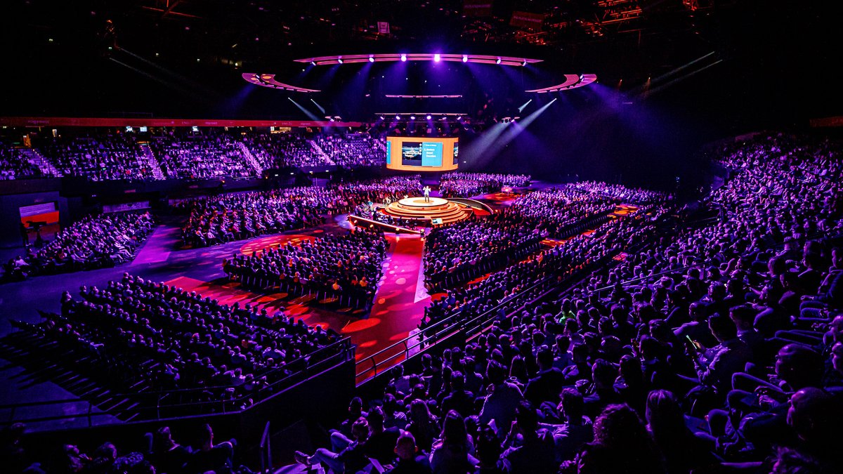 businessboostl's tweet photo. Ondernemers in de zaal en op het podium, bedankt voor een avond vol inspiratie en entertainment. Hopelijk tot ziens in april 2021! #businessboostlive https://t.co/fUfGOg2W7x