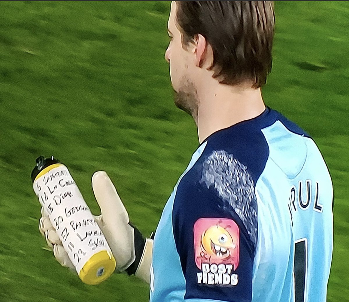 OneFootballHQ's tweet image. Tim Krul wrote down where every Tottenham player usually places their penalty on his water bottle... 👀