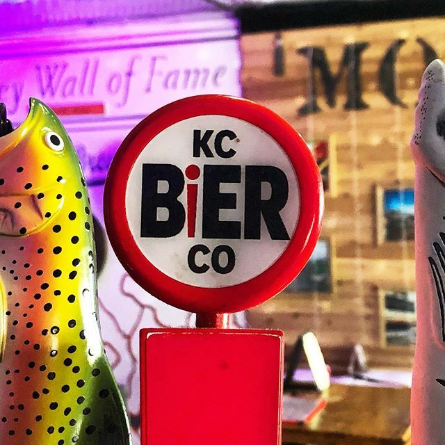 MOBrewKC's tweet photo. Good afternoon to grab a beer so we’re taking $2 off our KC Bier Co drafts, plus we’ll be hosting Live Trivia tonight starting at 7:30. #KCJoint #MOBrew #HopsAndHamburgers #LiveTrivia https://t.co/dmbid8VbDS https://t.co/e3jvza7ITZ