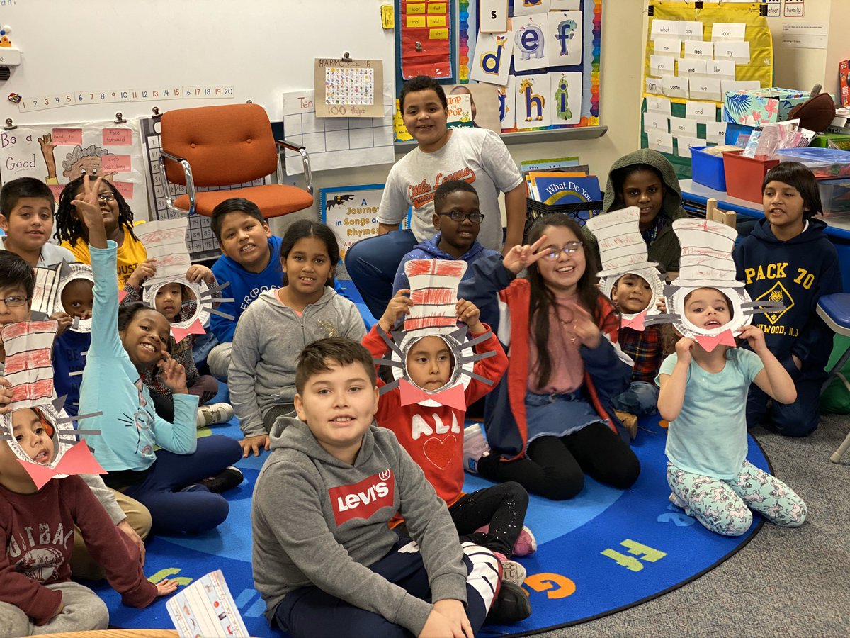 CurlyBrown38's tweet photo. 4th grade #TLAA share a #RAA project with @ladybishop732 after-school PreK class!@TLAA_AsburyPark #ReadAcrossAmericaWeek #Literacy https://t.co/w59nLVX4KD