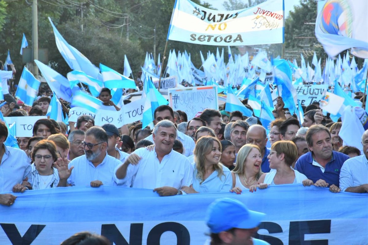 GerardoMorales's tweet photo. Estamos defendiendo Jujuy y la paz que logramos juntos. 
Los jujeños no queremos volver a un pasado violento que democráticamente decidimos dejar atrás y no permitiremos el atropello, cuyo fin único es la libertad de Milagro Sala y con ello la impunidad. #JujuyNoSeToca https://t.co/9aTLiD3fls