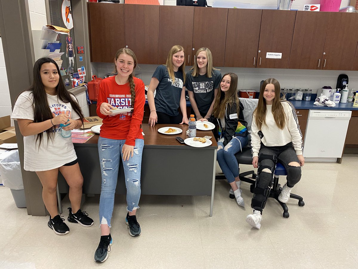 HHSJagsAT's tweet photo. Injuries aren’t meant to be celebrated, but the hardwork that these girls have put in is pizza party worthy! We are beyond proud of our ACL prehab/rehab crew! #ATinAction #AT4All #recovery #begreAT https://t.co/3NDOgiQy5D