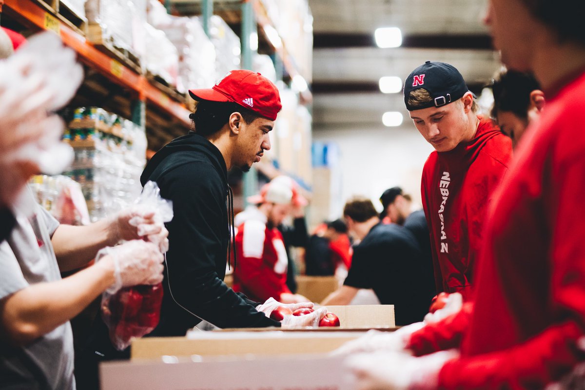 Giving back this morning with <a href="/FoodBankLincoln/">Food Bank of Lincoln</a> 

#GBR x #TheGoodLife