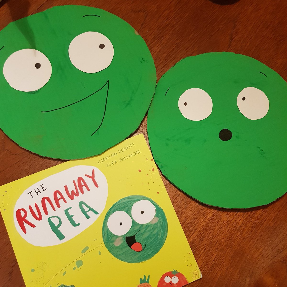 TomBSpencer's tweet photo. For Rennah's first #WorldBookDay @LittleEngN17 she'll be dressing up as one of her (and our) favourites - the Runaway Pea!
Thanks @KjartanPoskitt and @alwillmore for the inspiration
Pea painting done by Rennah and friends, faces by @Sarahsayaka81 https://t.co/xh0cjflfwH https://t.co/P746czlmNj