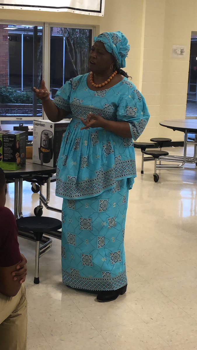 21CCLCSOCSD's tweet photo. Mrs Brooks leads the AMS 21st CCLC after school program with a family project on Black History Month #starkvillespark https://t.co/H3NOnKEXk9