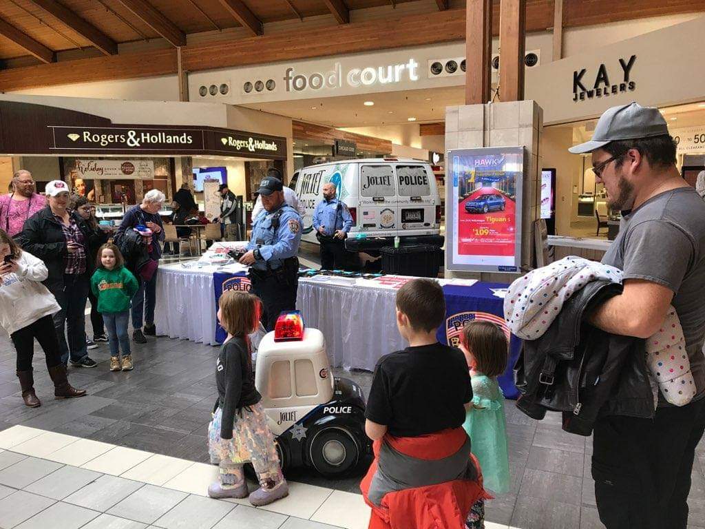 JolietPolice's tweet photo. On February 22nd, @JolietPolice &amp; @JolietExplorers attended the @jolietchamber 2020 &amp; Career Fair &amp; Community Expo. We provided Child ID Cards &amp; answered questions from the general public. Thanks to all who stopped by! #careerfair https://t.co/VR3qceggky
