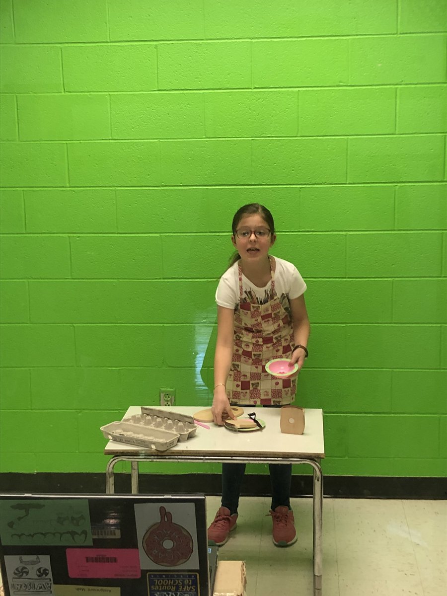 Love it when students go above and beyond for their cooking shows!! <a href="/MelissaTReams/">Melissa T Reams</a> <a href="/srburnham326/">Sarah Burnham</a> <a href="/GRESDragons/">Greenfield ES</a> <a href="/teachtechthingz/">Suzanne Heath</a> #greenscreenfun #props