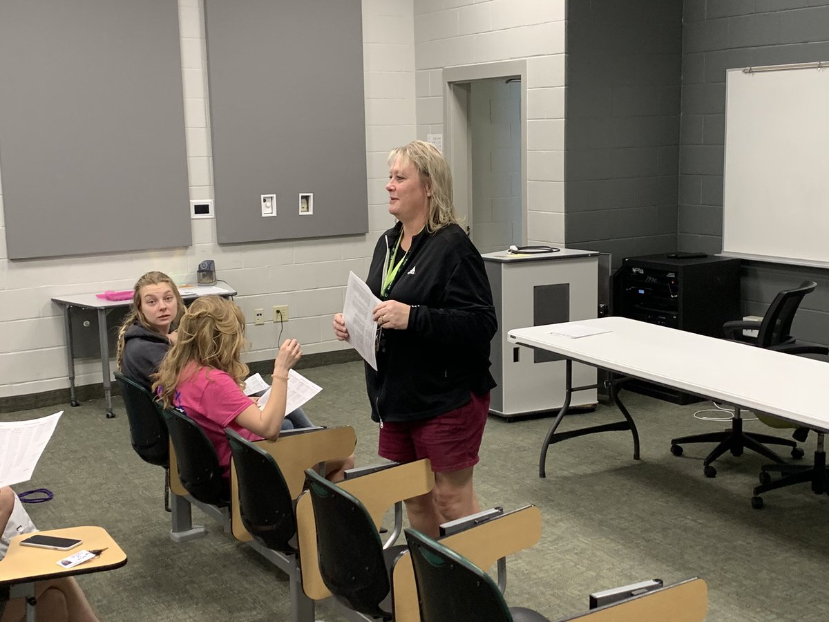 KWTrack_Field's tweet photo. Coach @LijewskiJenifer addressing the team in preparation for State Indoor. #44Hours till it starts. #BuiltOnPillars #EYS🗡 @KellyWalshHS https://t.co/Ga27aJ6d6s