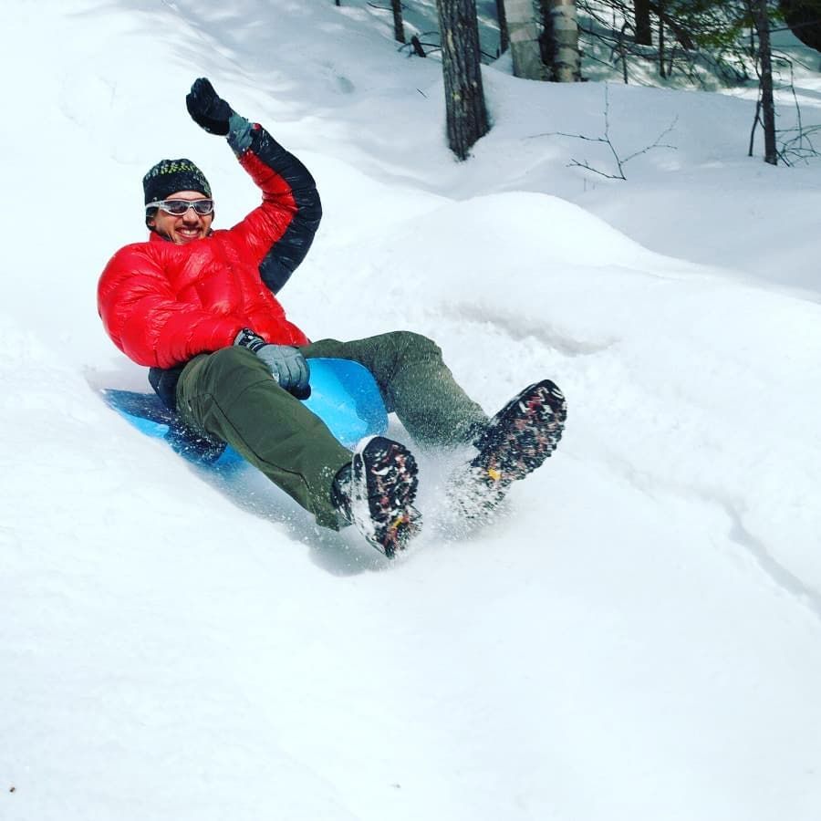¿Listo para sentir una descarga de adrenalina? 😱😱. En el Parque Nacional La Mauricie se producen enormes pendientes cubiertas de nieve de hasta 90 grados. Resbálate sobre ellas y vive una emocionante experiencia con tus amigos.
📍: Montreal
📸: leshotelsmarineau