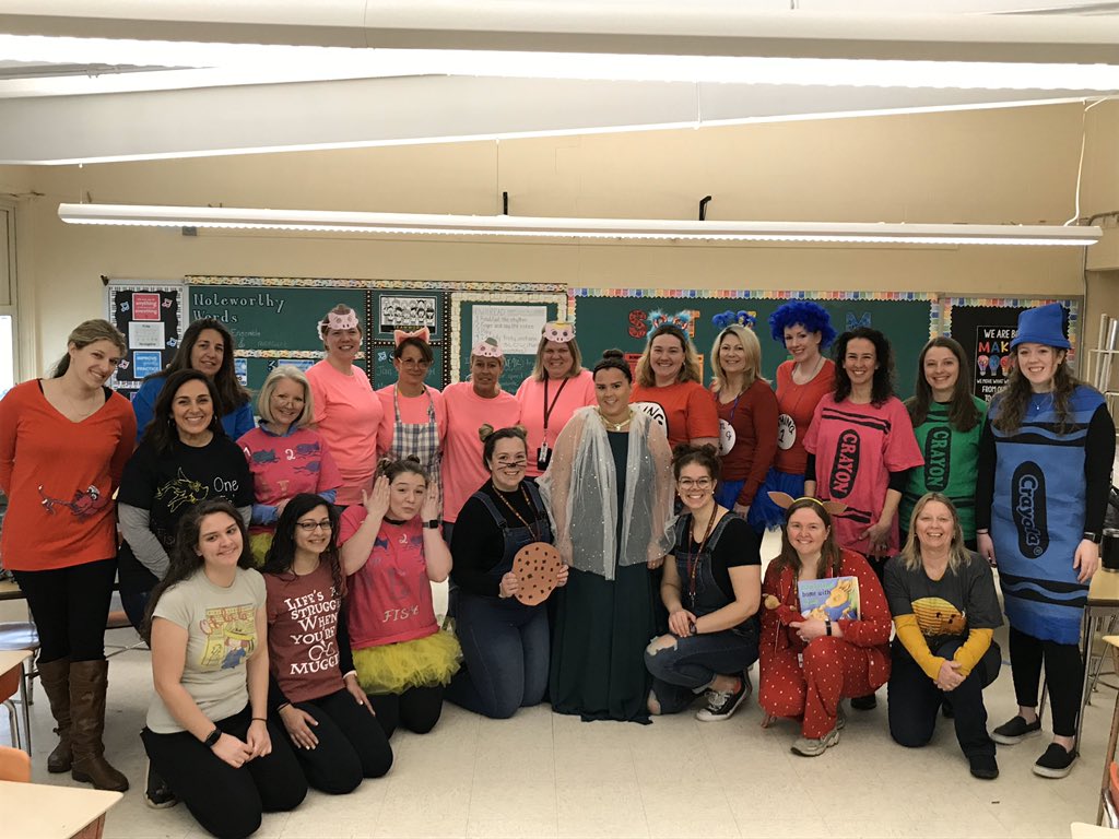 SeachPrincipal's tweet photo. We had SO much fun celebrating character day as a part of 📚Read Across America Week📚 here at Seach! Check out the 👇🏽thread below👇🏽 for some seriously awesome teachers and students dressed up as their favorite characters! #SeachROARs #ReadAcrossAmericaWeek https://t.co/7CATbRHamt