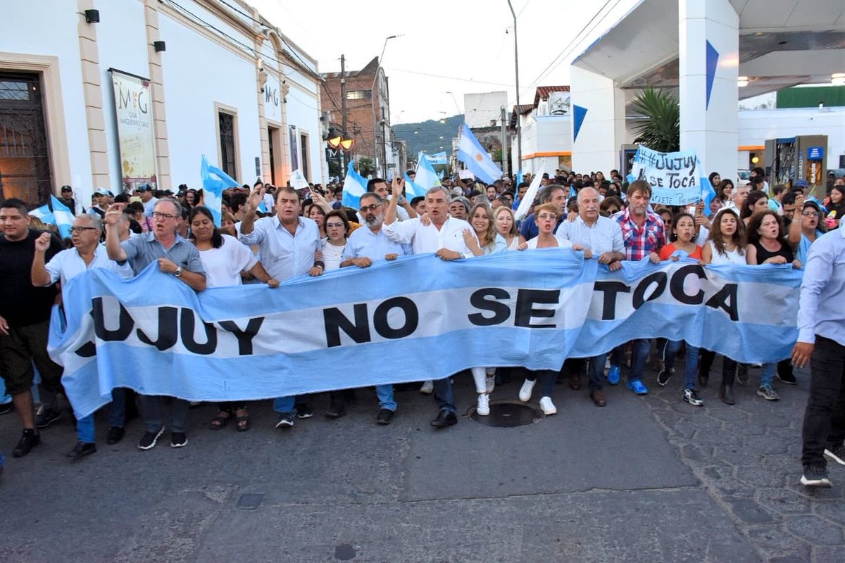 GerardoMorales's tweet photo. Los jujeños no permitiremos que se dañe la institucionalidad de la provincia, el avasallamiento de las instituciones y la Constitución. 
Estamos defendiendo la paz que logramos juntos.
Le decimos no a la intervención federal y no a la libertad de Milagro Sala.

#JujuyNoSeToca https://t.co/EUkKenGFFJ