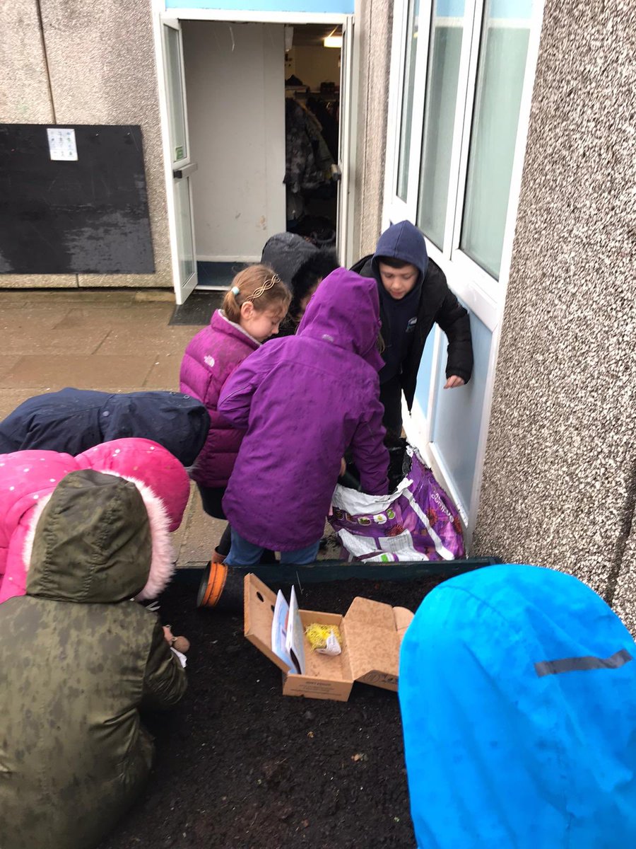 Hendrefoilan's tweet photo. Some of the Year 4 children planting their potatoes. @potatoes4school #hdfpy4 https://t.co/TBCsZUdtC6